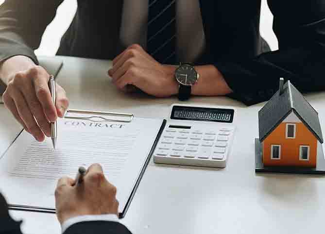 Firma de una escritura de compraventa de vivienda